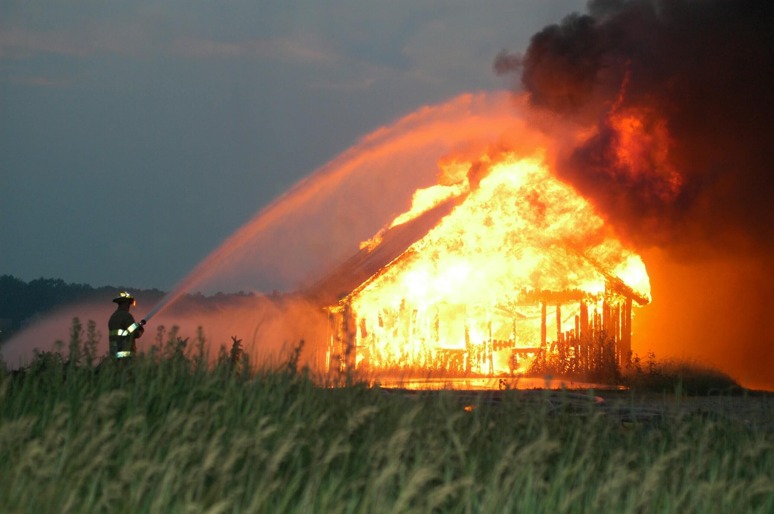 brand in varkensboerderij