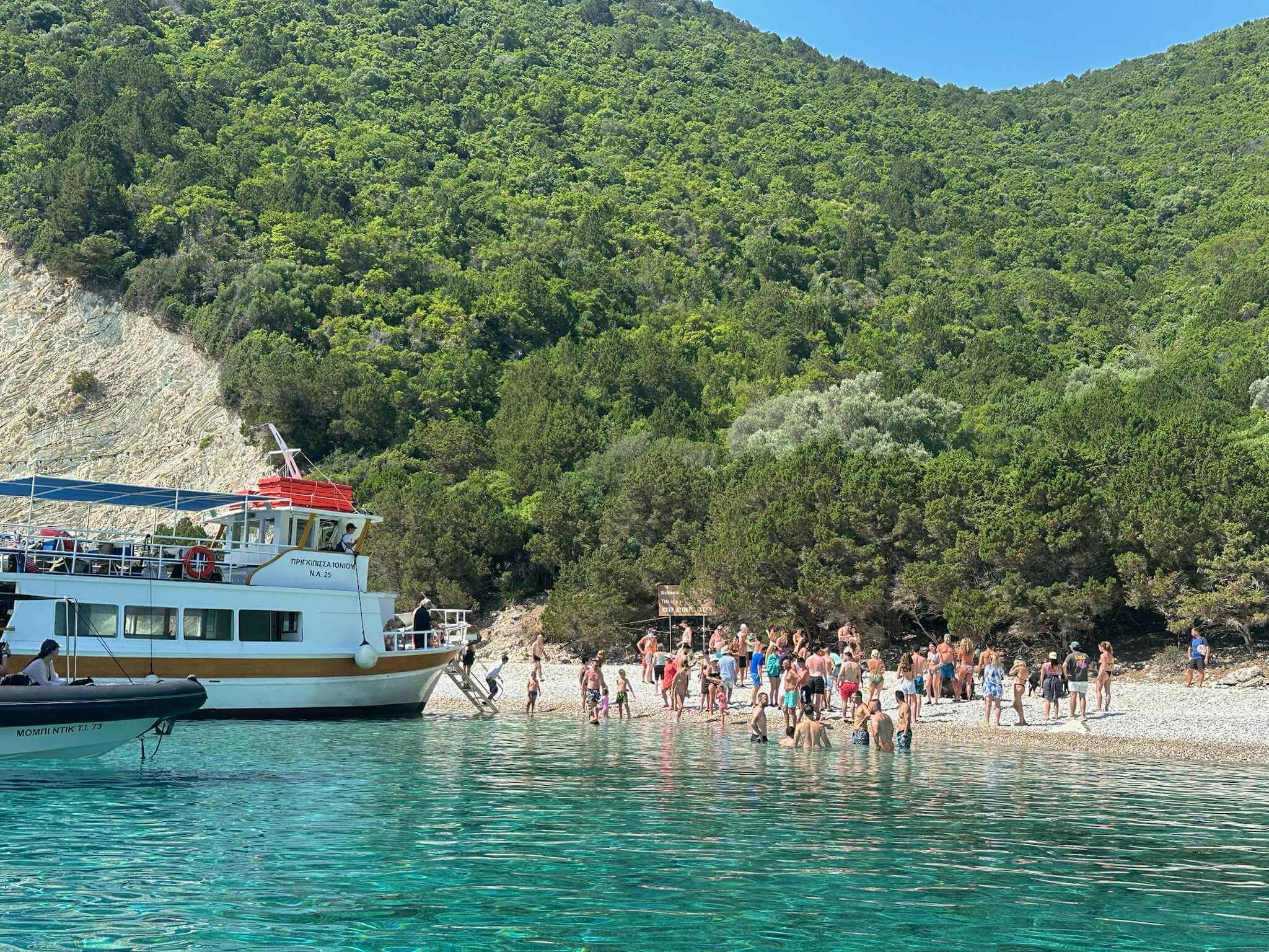 Griekse strandvarkens als toeristische attractie