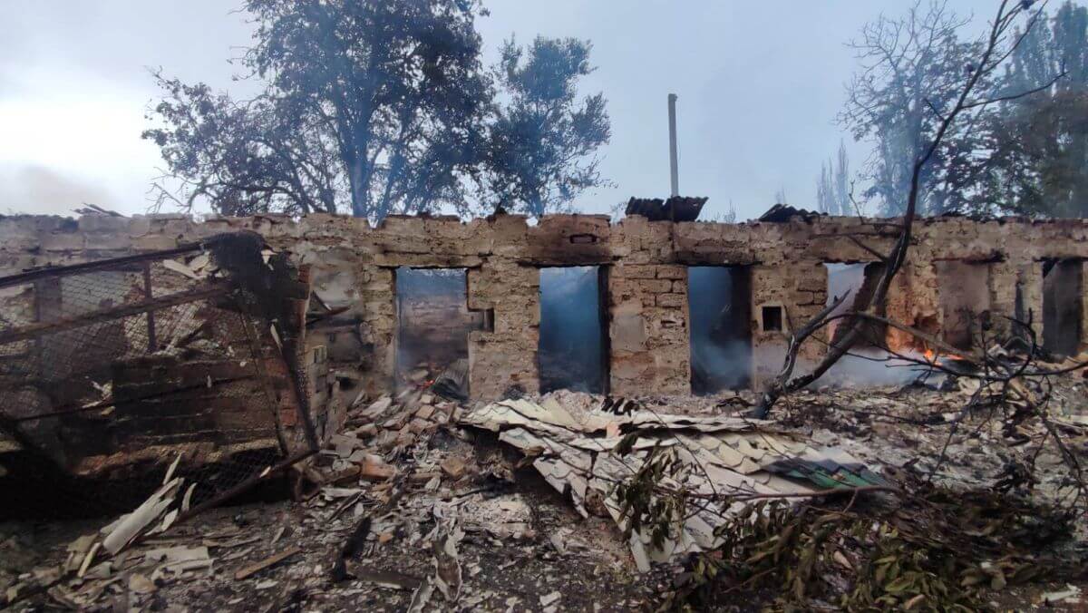 De woningen op het eiland zijn kapotgeschoten 