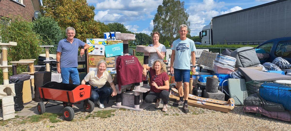 Frida (rechtsonder) kreeg hulp bij het vullen van de vrachtwagen | Foto: House of Animals