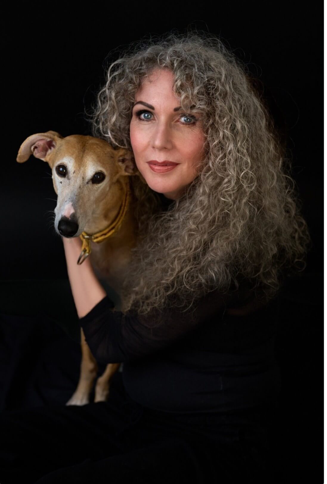 Felicita Vos en Lila, een van de galgo’s die ze geadopteerd heeft | Foto: Robin van der Hijden