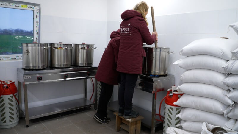 Karen Soeters maakt pap voor oorlogsdieren in Oekraïne | Foto: House of Animals