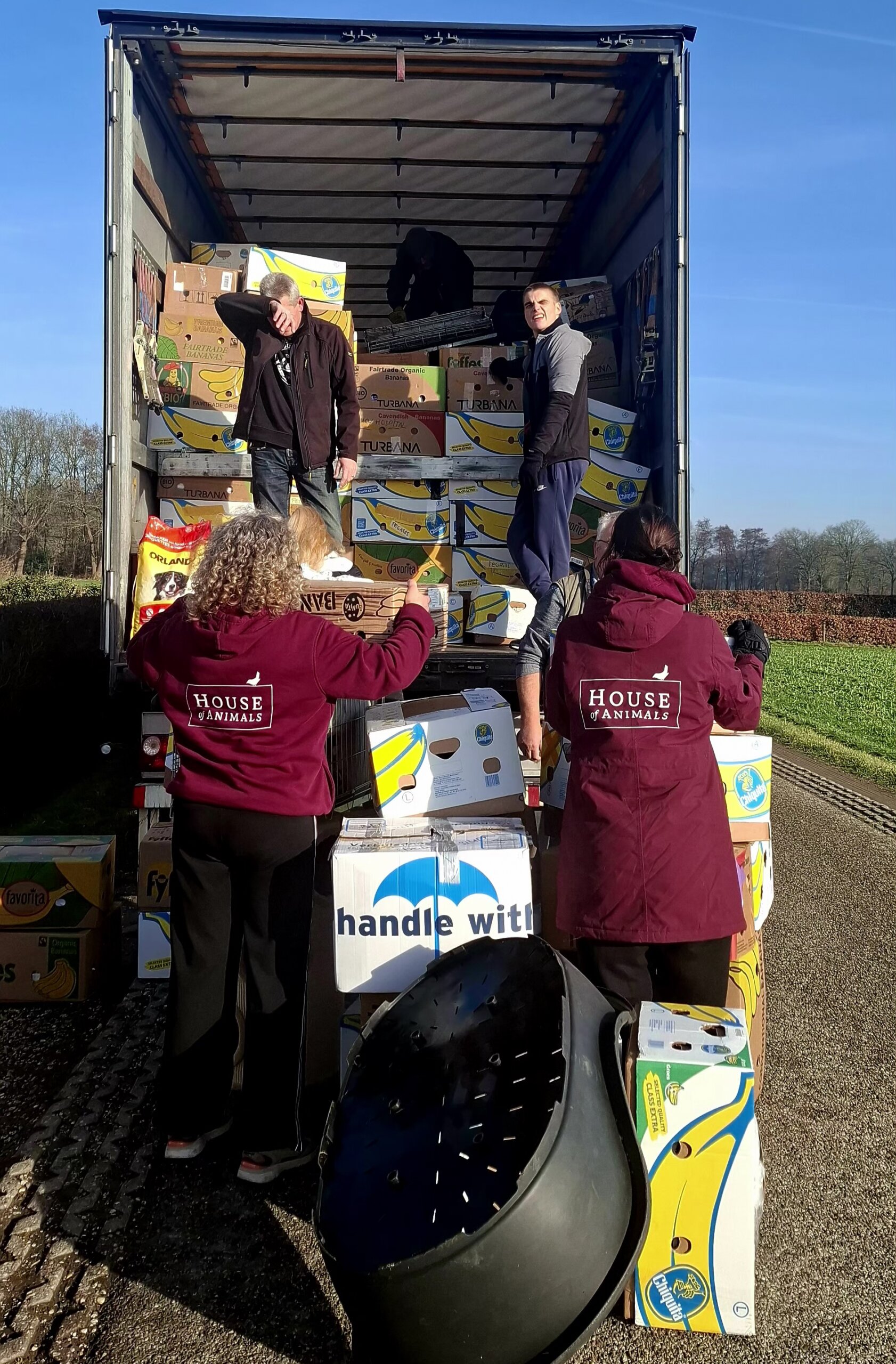 Vrachtwagen vol voedsel en dierbenodigdheden
