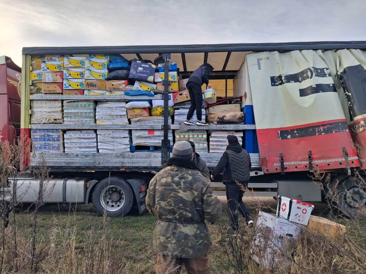 Vrachtwagen vol spullen uit Nederland 