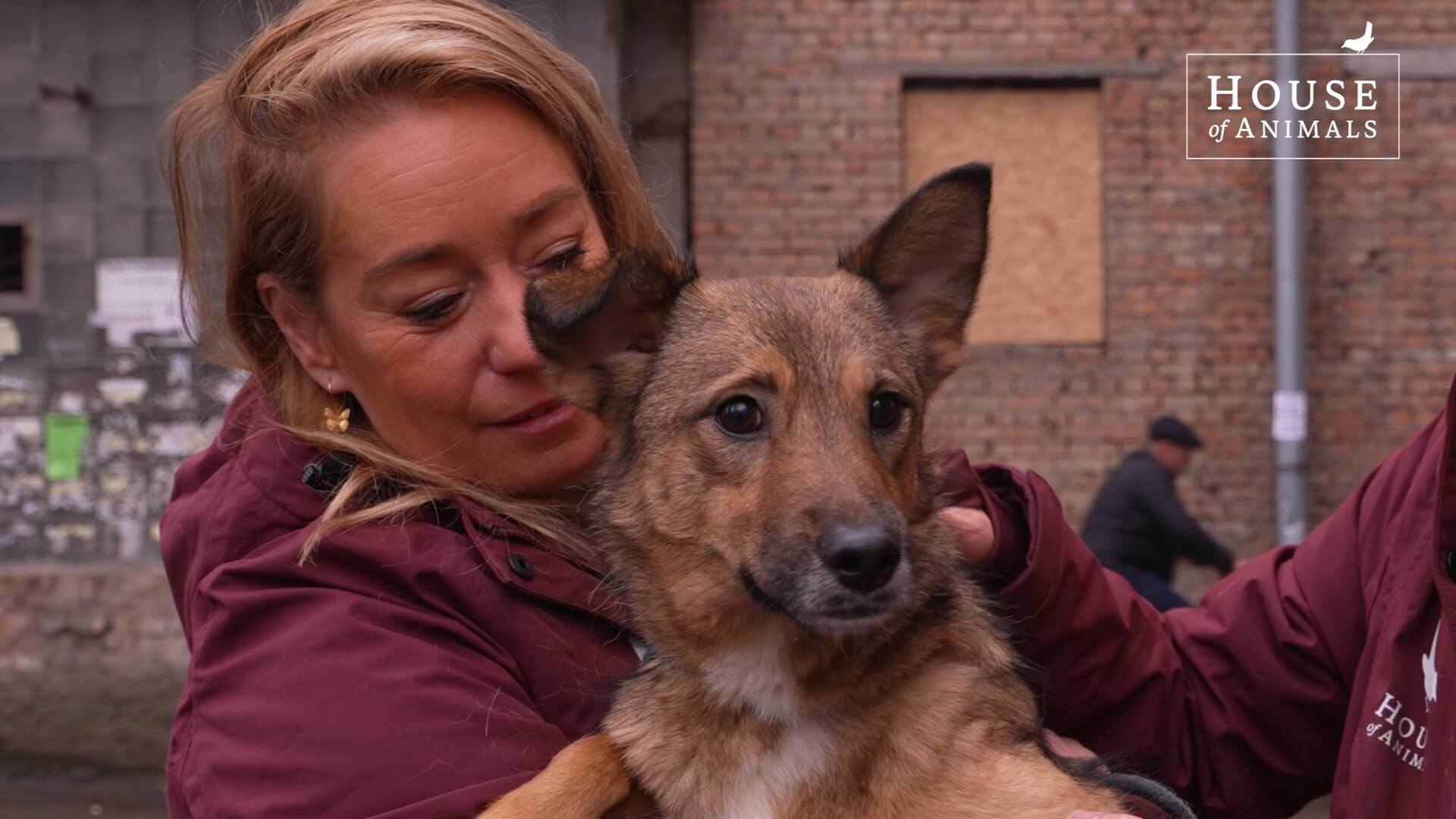 Karen Soeters met een van de adoptiedieren van House of Animals in Oekraïne
