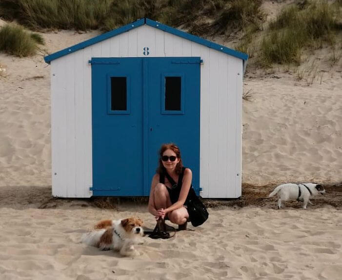 Marjolijn en haar viervoeters op het strand 