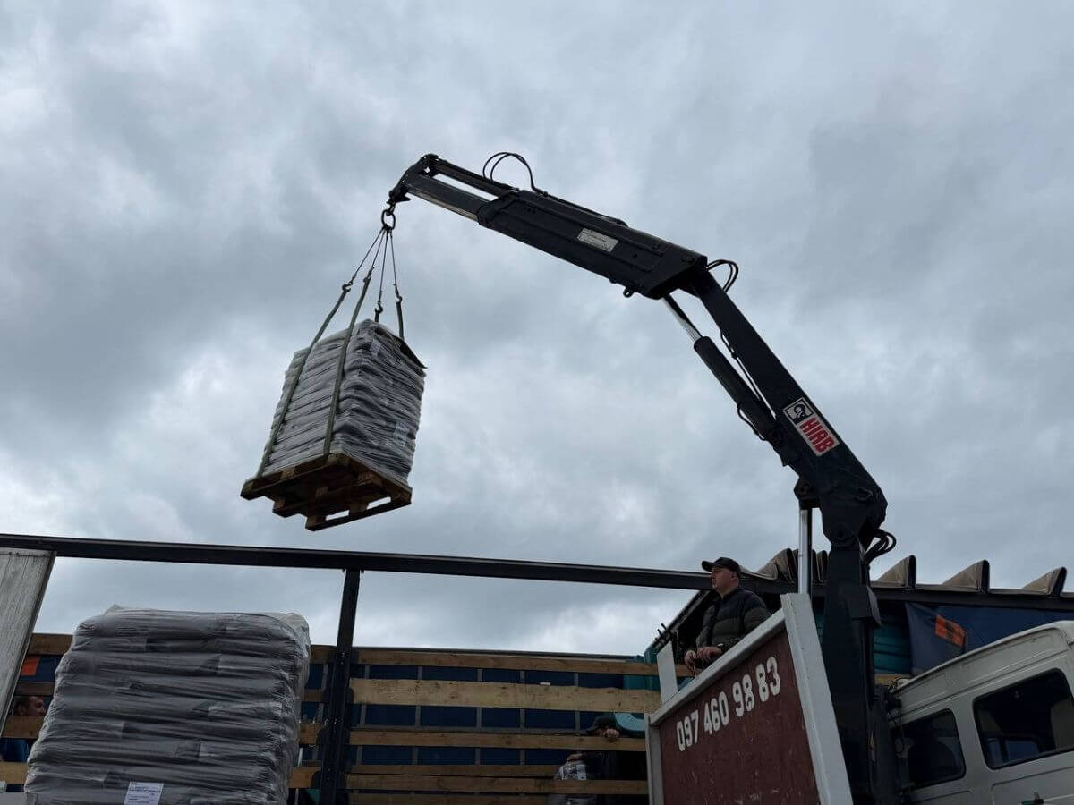 Het kattenvoer wordt uit de vrachtwagen geladen