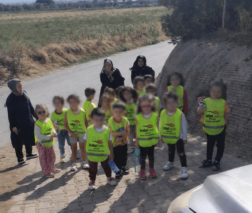 Deze groep Turkse kinderen bezocht de opvang van Save the Pawties om meer te leren over zwerfdieren 