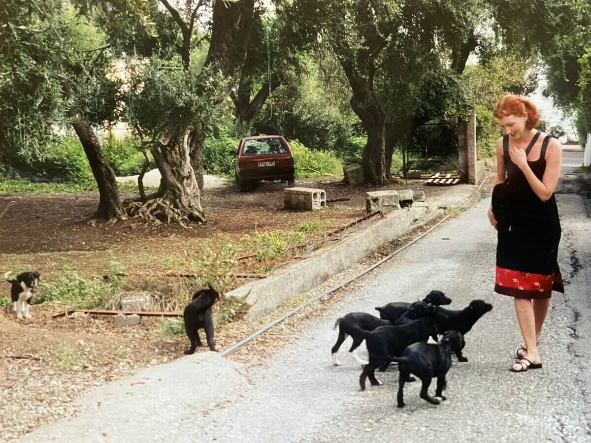 Marjolijn maakt kennis met een groep puppy's tijdens een vakantie