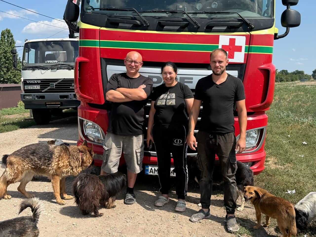 Vrachtwagen vol Nederlandse spullen is net aangekomen bij Pegasus 